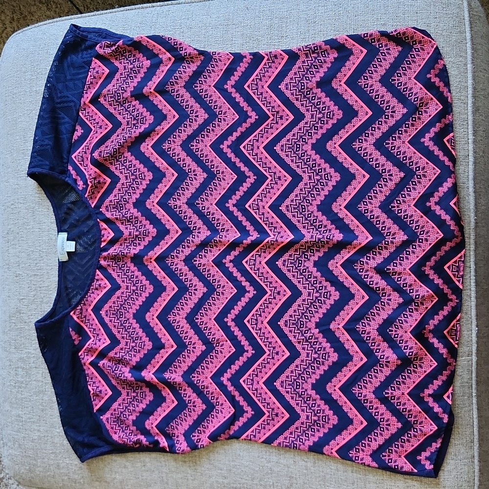 ESPRESSO SIZE 3X chevron navy & salmon pink. Lace yolk& cap sleeve.